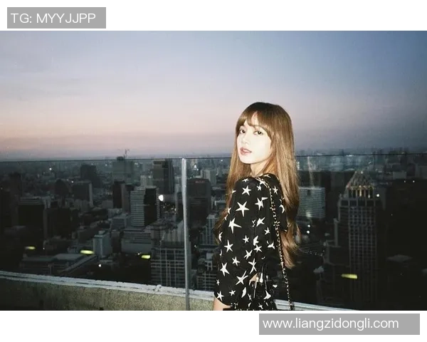 青春活力与梦想交织的Lisa足球明星壁纸尽显运动魅力与时尚风采 青春活力与梦想交织的Lisa足球明星壁纸尽显运动魅力与时尚风采