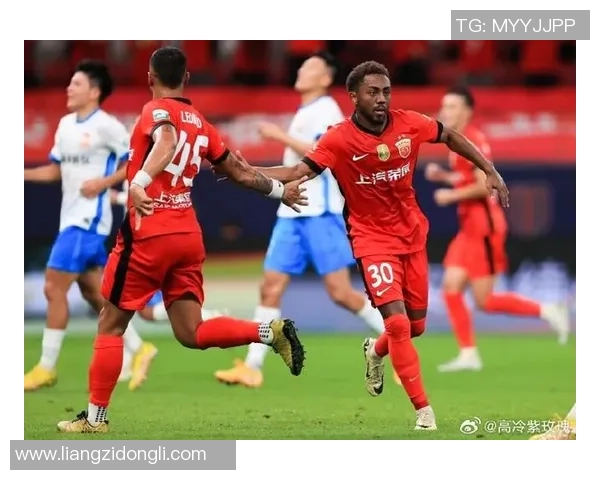 足球明星佩戴护具参加比赛展现安全意识与竞技精神的完美结合